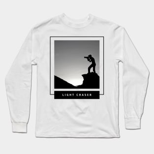 Light chaser photographer and sunset design with mountains for nature photographers Long Sleeve T-Shirt